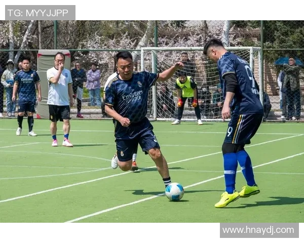 与足球明星的合影记录了梦想与激情的瞬间,见证了青春的热血与友谊的珍贵 与足球明星的合影记录了梦想与激情的瞬间,见证了青春的热血与友谊的珍贵