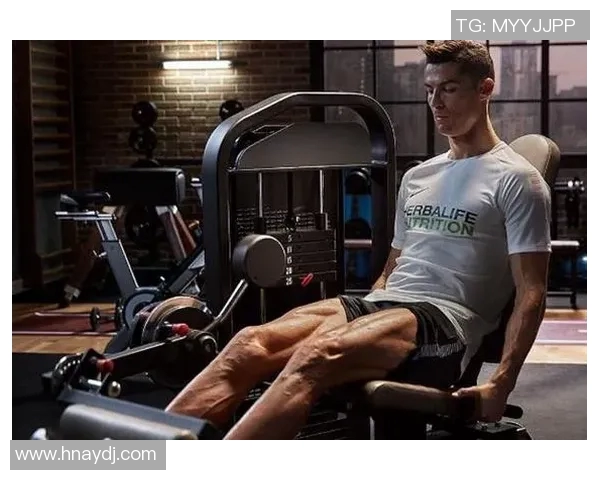 足球明星儿子展现惊人肌肉力量引发网友热议与关注