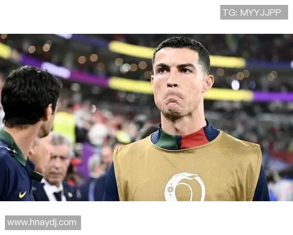 踮脚拍照的足球明星展现独特魅力与个性风采的瞬间 踮脚拍照的足球明星展现独特魅力与个性风采的瞬间