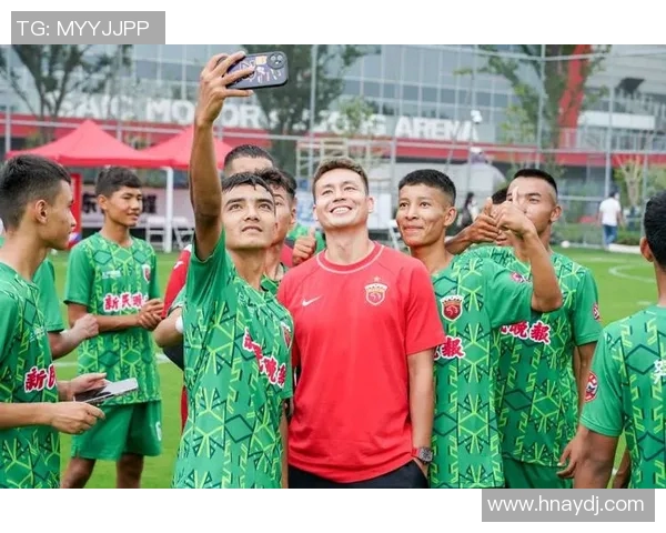 与足球明星面对面采访精彩瞬间尽在视频播放中