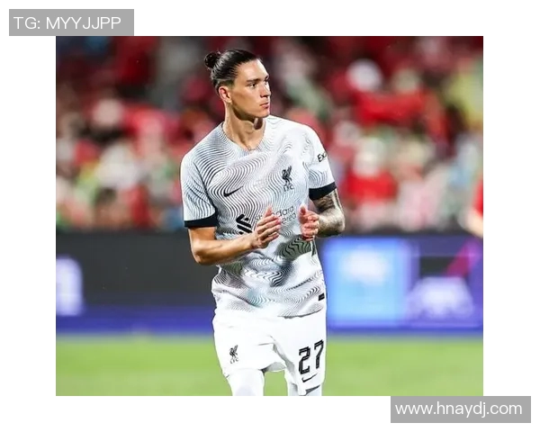 足球明星李娜的儿子成长记：从小球迷到未来的足球新星